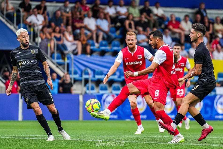 足球比赛中 足球比赛中